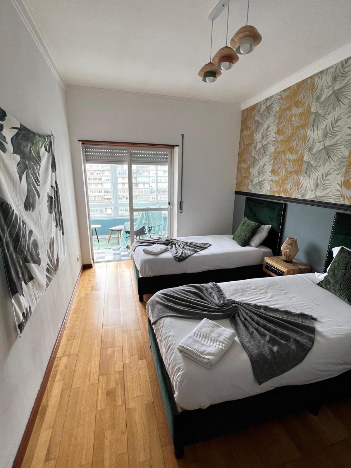 Cozy Apartment In Central Almada W Swing Chairs Luaran gambar